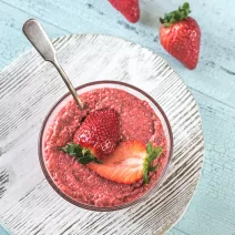 Jahodový chia puding so šípkami