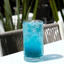Hydratačný športový nápoj s modrou spirulinou