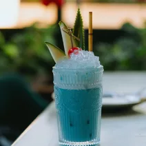 Tropický koktail s modrou spirulinou