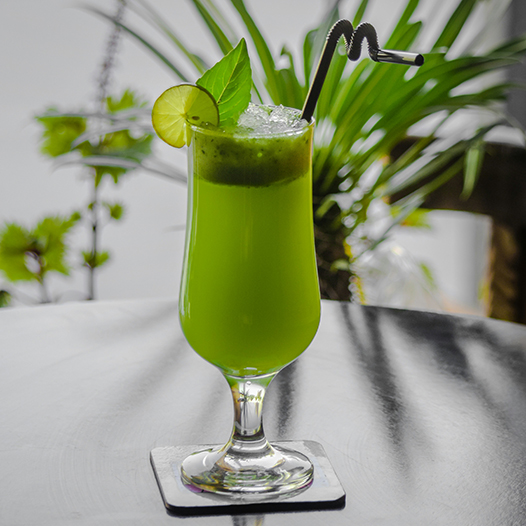 Bezalkoholové mojito z pšeničnej trávy