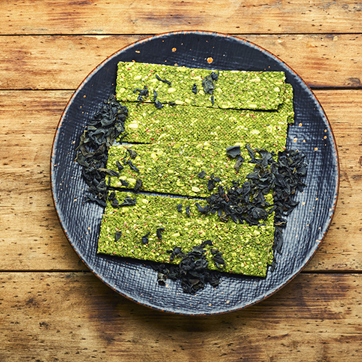 Domáce chipsy s riasami kelp a spirulinou