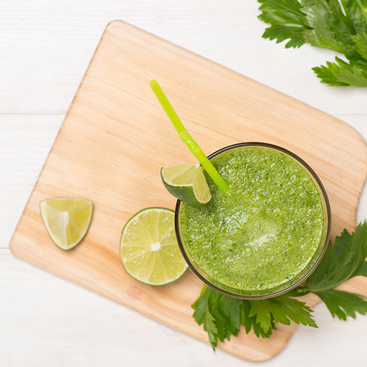 Limetkové matcha smoothie s avokádom