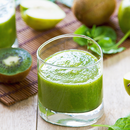 Smoothie zo zeleného jablka a žihľavy s amlou na ranný štart
